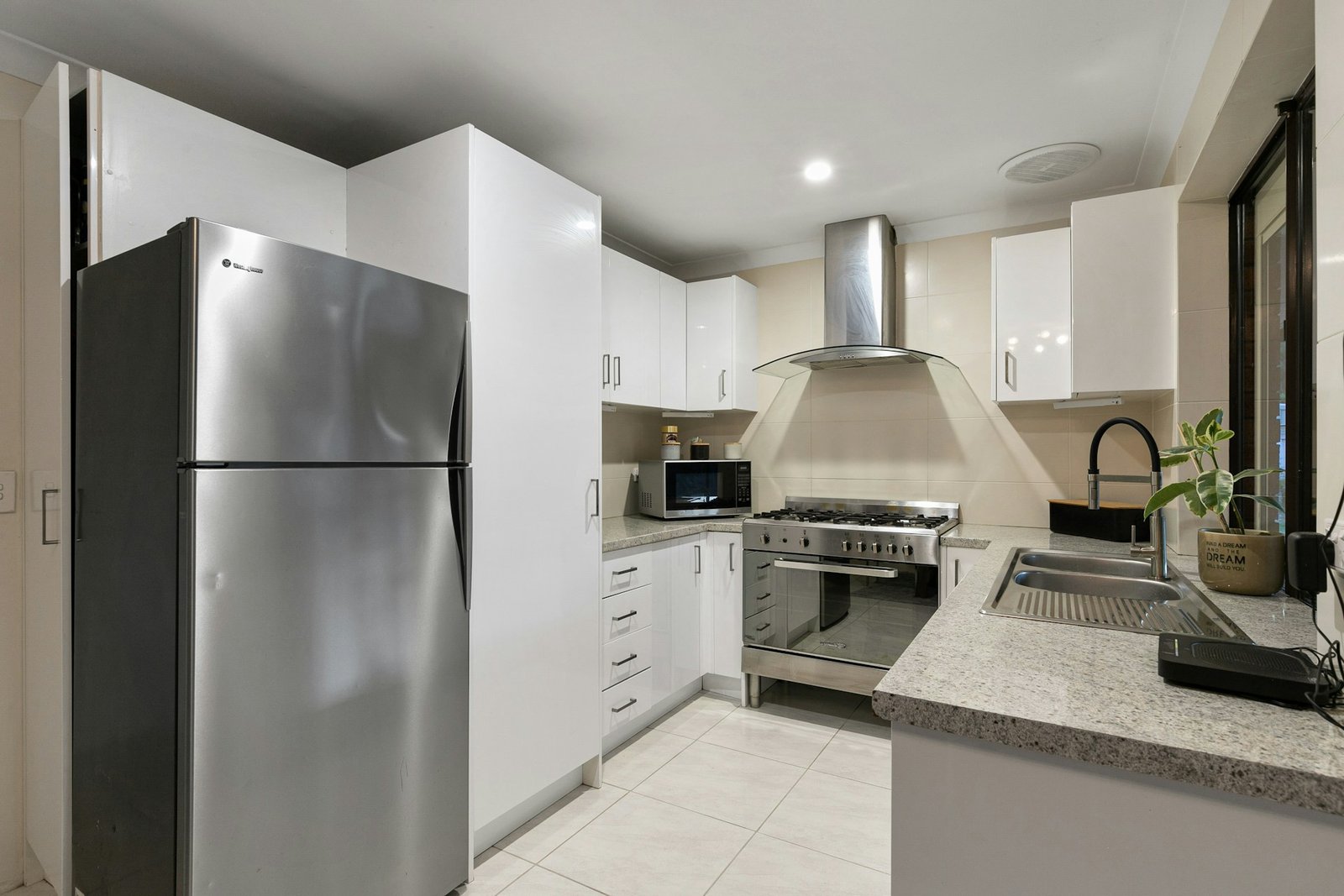 Innenraum einer Mikrowelle mit sichtbaren Brandspuren an der Seitenwand