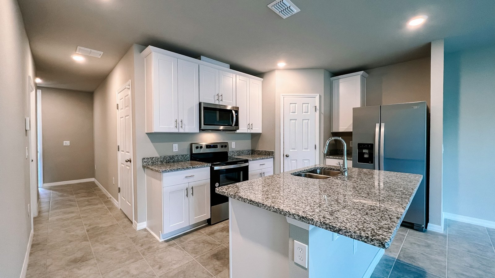 Teller mit Fischgericht in einer geöffneten Mikrowelle