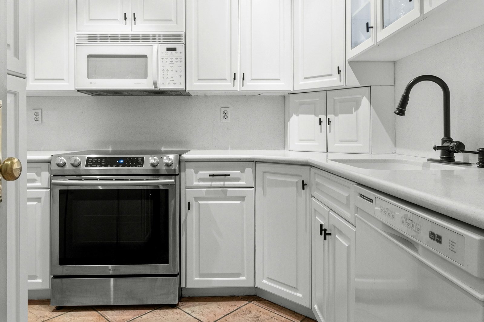 Sauberer Innenraum einer geöffneten Mikrowelle mit Drehteller