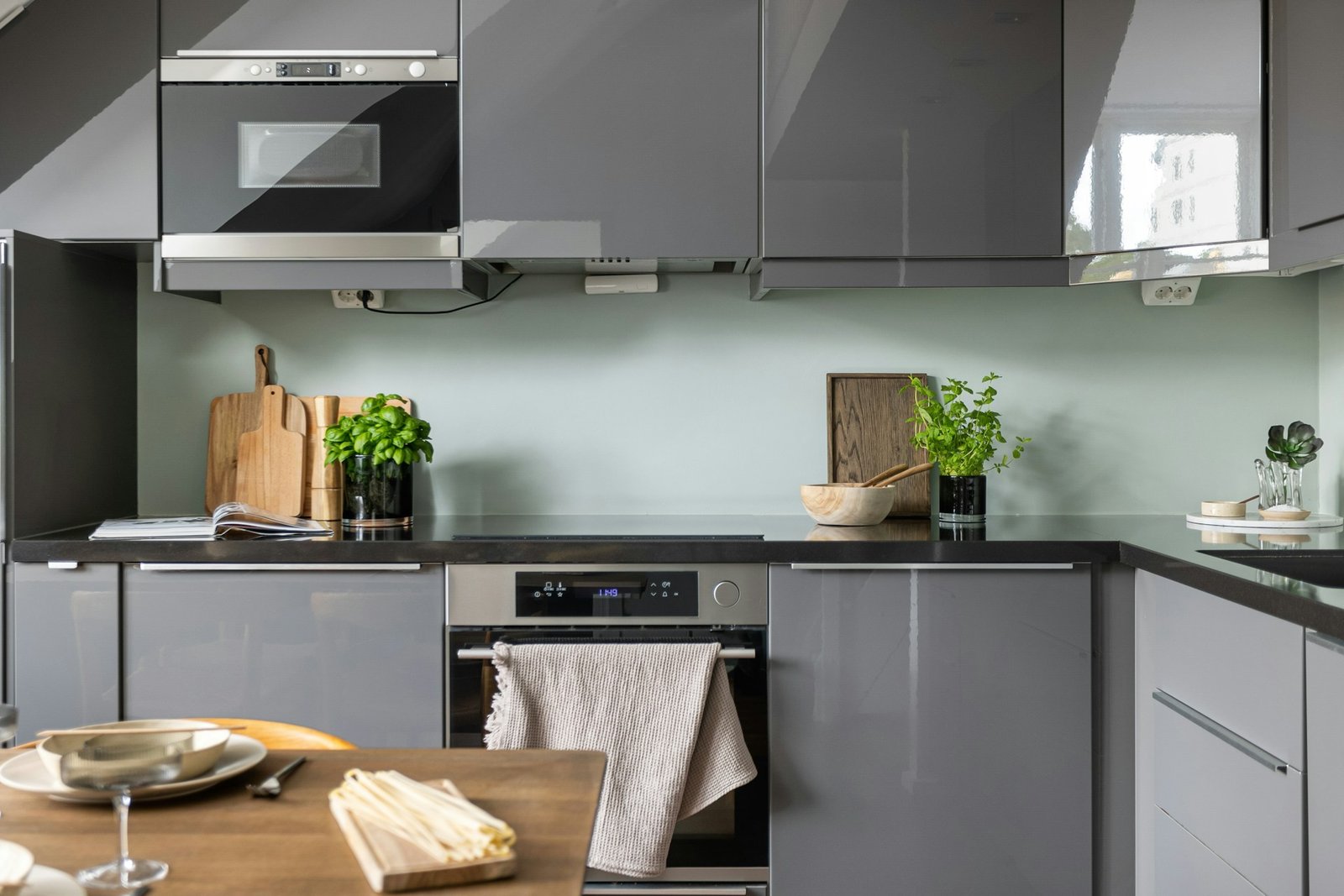 Geöffnete Mikrowelle mit sichtbarem Innenraum und Drehteller