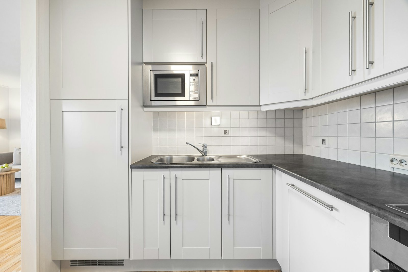 Geöffnete Mikrowelle mit feuchten Innenwänden und leichter Kondensbildung