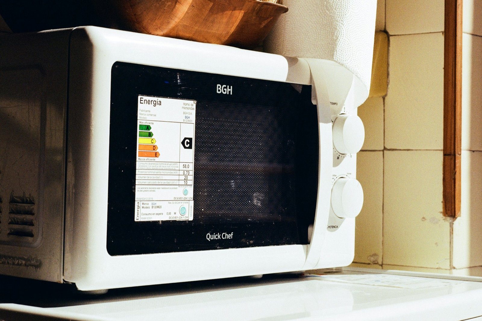 Kleine Schale mit weißem Pulver in einer geöffneten Mikrowelle